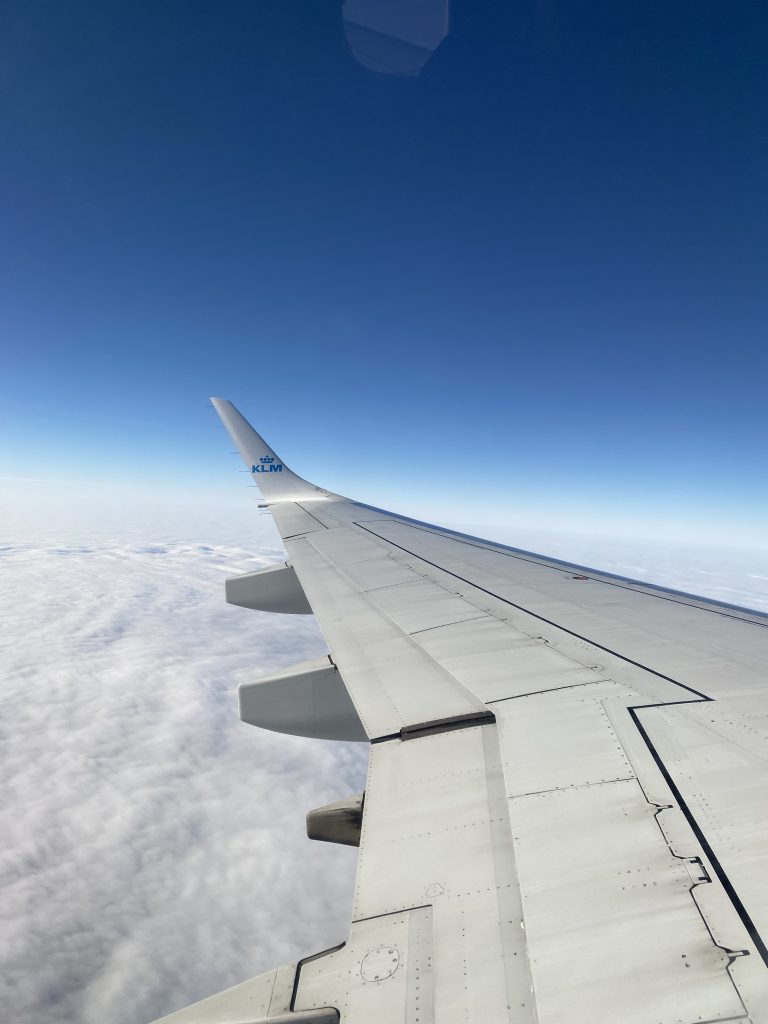 aile-avion-ciel Gros plan d'une aile d'avion dans le ciel